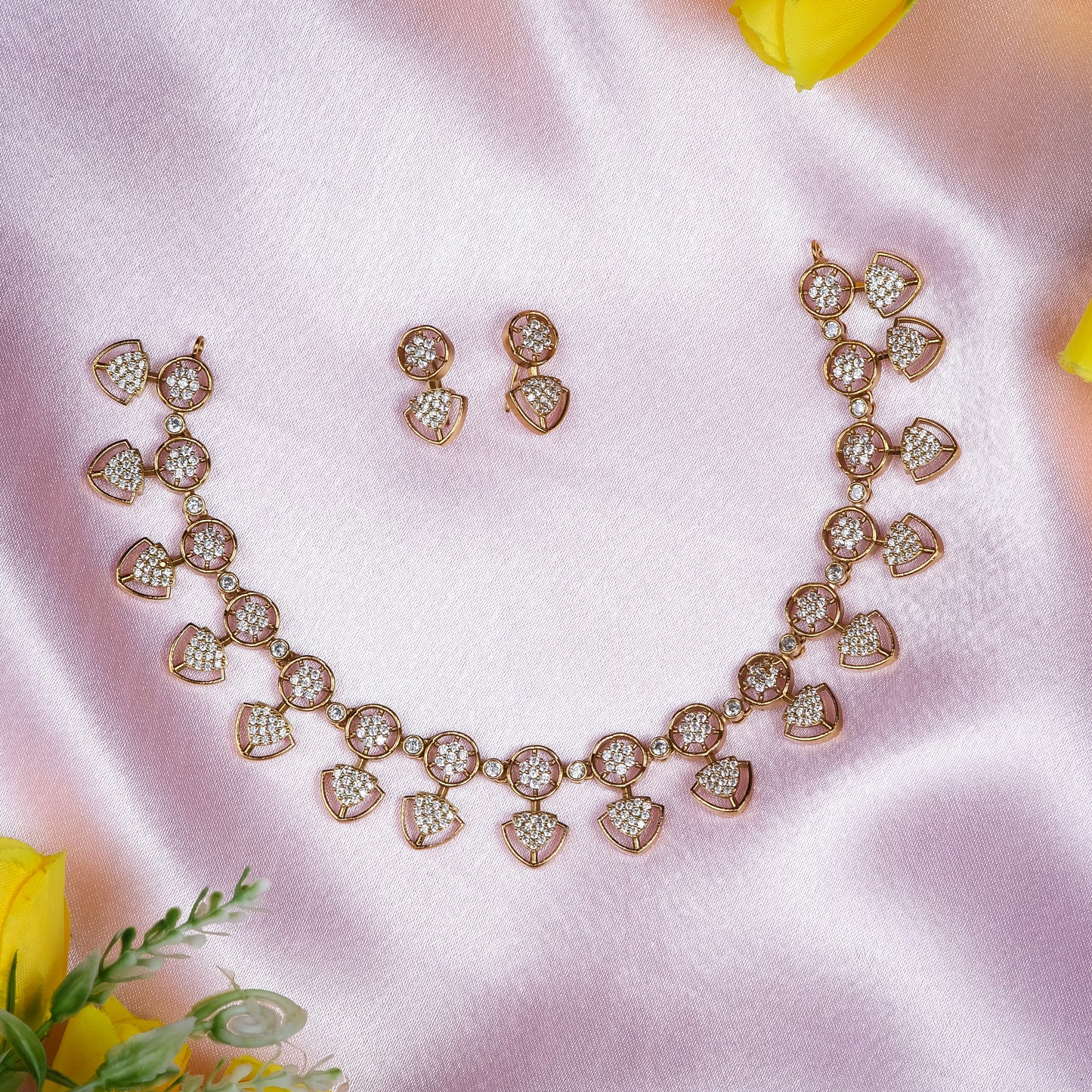 Daamini White stone necklace