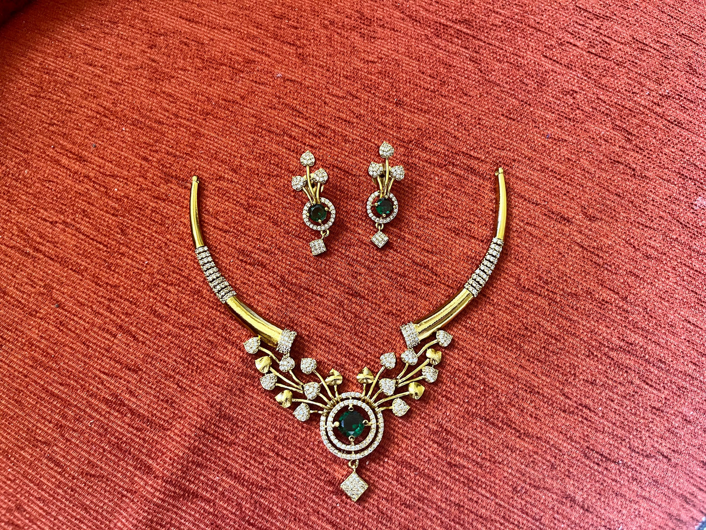 Aarohi Green hasli pattern necklace