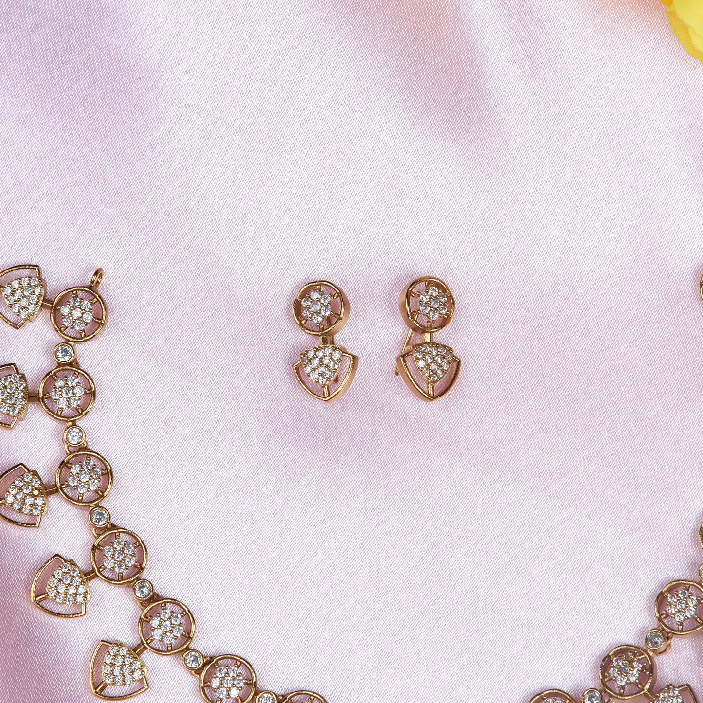 Daamini White stone necklace